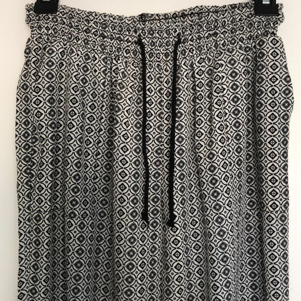 DRAWSTRING DESIGN PANTS.
